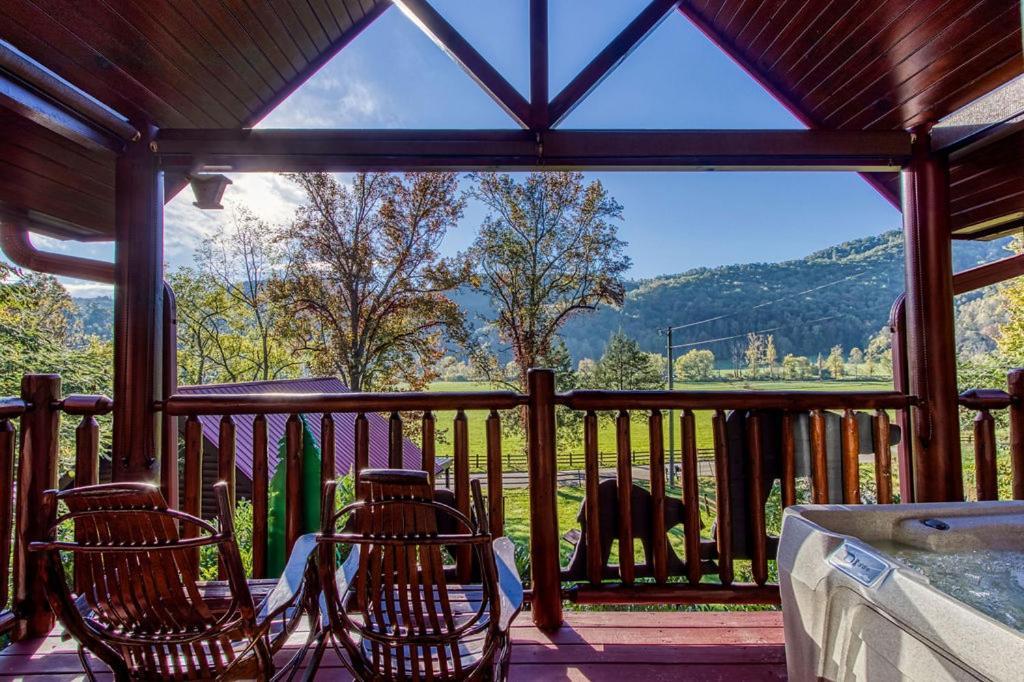 Papa Bear, Hot Tub, Wifi, 1089 Free Tickets Each Paid Day, Dollywood And More Sevierville Exterior photo