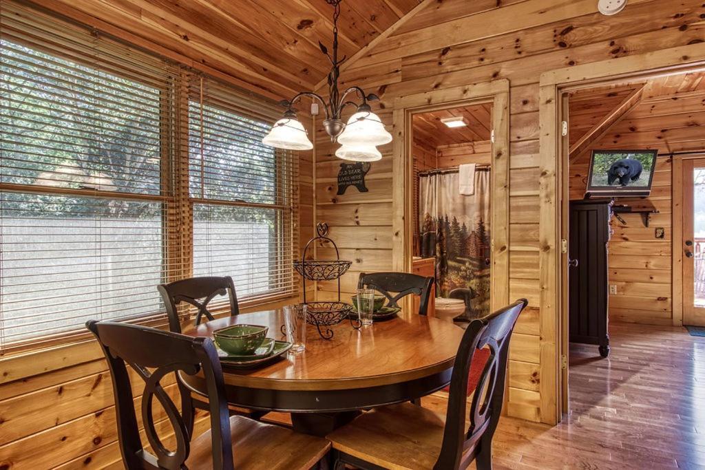 Papa Bear, Hot Tub, Wifi, 1089 Free Tickets Each Paid Day, Dollywood And More Sevierville Exterior photo