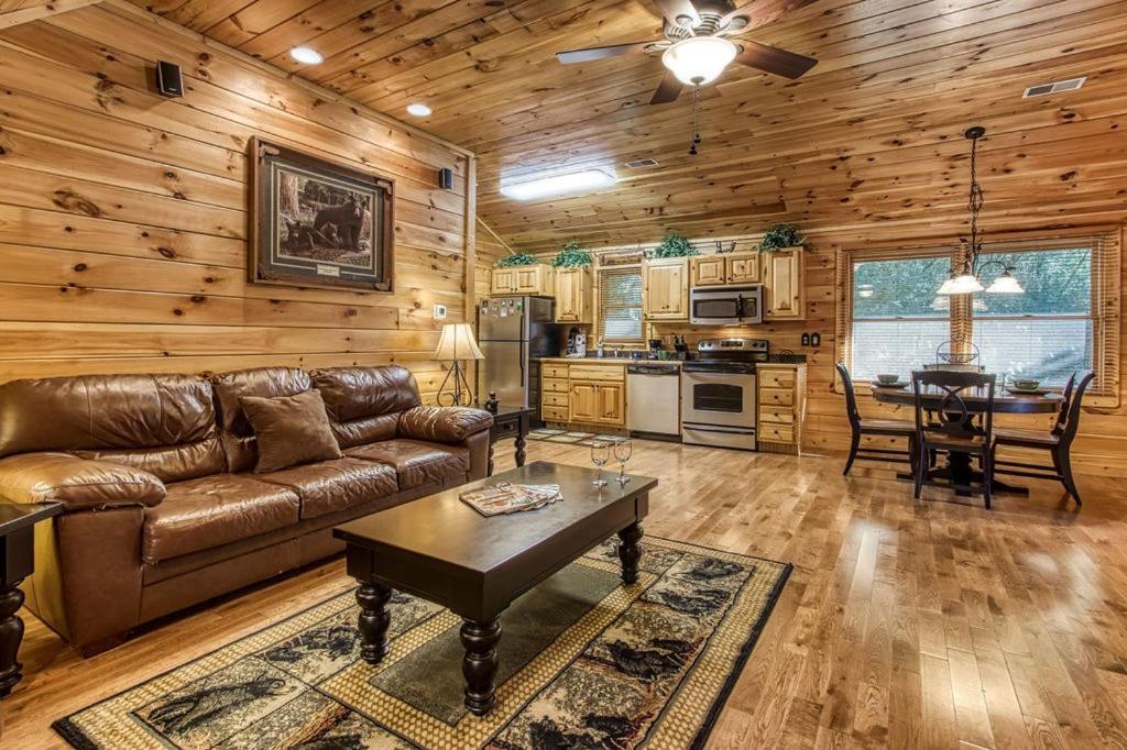 Papa Bear, Hot Tub, Wifi, 1089 Free Tickets Each Paid Day, Dollywood And More Sevierville Exterior photo